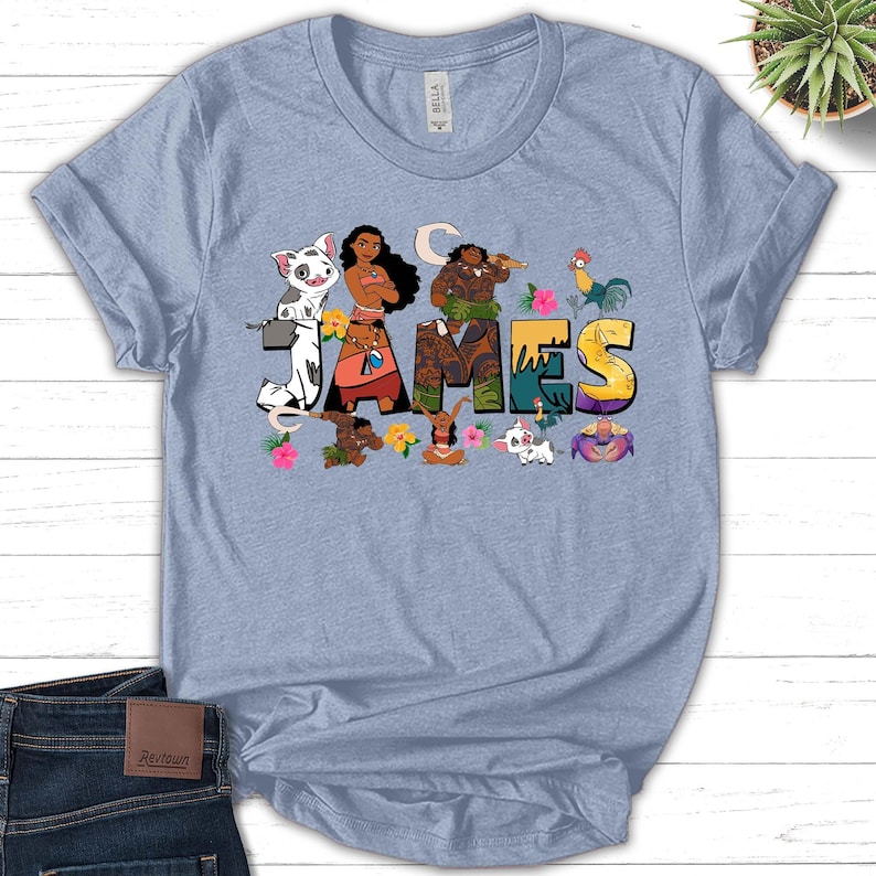 Camiseta personalizada de Moana con nombre personalizado, camiseta a juego de Disney Hei Hei Pua Maui Tamatoa para niños pequeños y vacaciones familiares. imagen 1