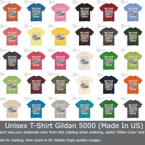Puede incluir: Una variedad de camisetas unisex Gildan 5000 en varios colores, cada una con un dise&ntilde;o gr&aacute;fico y el texto "Race-Roller Coaster". La imagen incluye un cat&aacute;logo de colores disponibles, con el texto "Unisex T-Shirt Gildan 5000 (Made In US)".