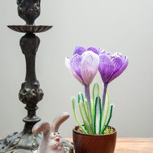 Handgefertigte Krokus Blumen im Tontopf