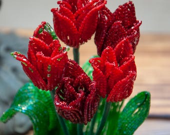 Composizione di tulipani con perline: fiori di perline recise in miniatura in vaso di ceramica