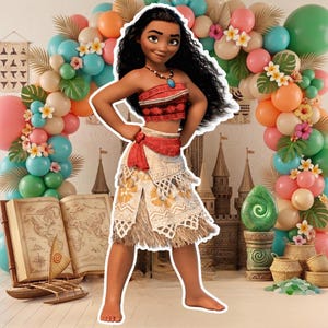 Puede incluir: Recorte de un personaje de dibujos animados de la pel&iacute;cula Moana, con un atuendo rojo y blanco. El fondo incluye un arco de globos en colores pastel, un mapa y un castillo decorativo.