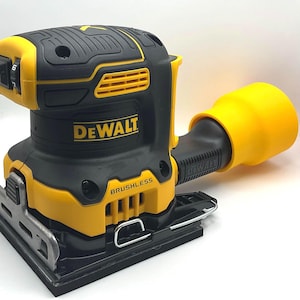 Puede incluir: Una lijadora inalámbrica DEWALT negra y amarilla. La lijadora tiene un puerto de recogida de polvo amarillo, un cuerpo negro y una parte superior amarilla. El nombre de la marca está en letras amarillas. La lijadora tiene un motor sin escobillas.