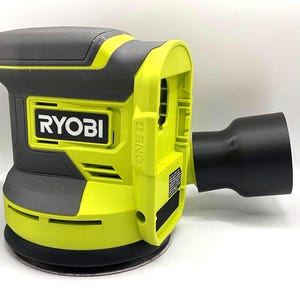 Puede incluir: Una lijadora orbital aleatoria Ryobi ONE+ de 12,7 cm de color amarillo y negro con un puerto de recolección de polvo. La lijadora tiene una manguera de recolección de polvo negra.