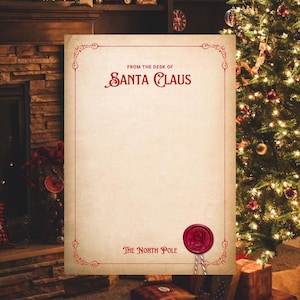Puede incluir: Una carta estilo pergamino de Papá Noel, con bordes decorativos y texto en rojo. El texto dice "From the Desk of Santa Claus" y "The North Pole". Un sello de cera rojo está en la parte inferior. Un árbol de Navidad está en el fondo.