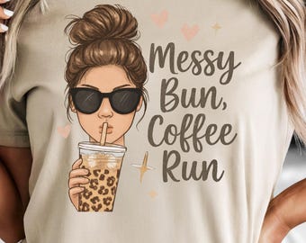 PNG de coque bagunçado para café, sublimação de café gelado para mãe, PNG de xícara de café com estampa de leopardo, estética feminina para mães, design neutro em tons de bege e rosa.