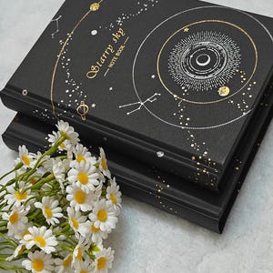 Zwart papieren notitieboek met sterrenhemel | Esthetisch donker dagboek | Geheel zwarte pagina's | Nachtelijke hemeldagboek | Artistiek cadeau