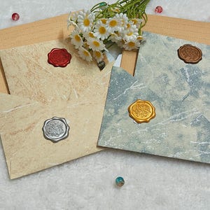 Juego de cartas con elegancia dorada, sobres y sellos de lacre sintético: papelería vintage para bodas, cartas de amor y momentos especiales.