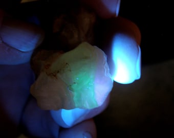 9057  Fluorescent Chalcedony w/druze - UV reactive mineral specimen -1 1/2 x 1 3/8 x 1 inch - 1 3/8 oz  UV display mineral from thegemdealer
