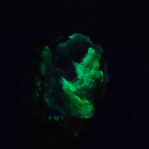 30452 Hyalite Opal Druze on Psilomelane UV fluorescent hyalite opal on psilomelane matrix 30 x 16 x 10 mm 4 gram UV mineral from thegemdeler