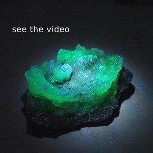 10583 Hyalite Opal  65 x 41 x 24 mm weight  60 grams (2 1/8 oz) UV reactive fluorescent hyalite - hyalite mineral specimen from thegemdealer