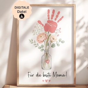 Könnte beinhalten: Gerahmter Druck mit einem Handabdruck über einem Blumenarrangement in einer Glasvase. Die Blumen sind rosa und weiß, mit grünen Blättern. Der Text "Für die beste Mama!" steht unten, mit drei rosa Herzen.