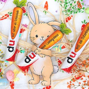 Può includere: Un set di tre tazze in ceramica con finitura opaca e macchiettata. Le tazze sono nei toni del crema, grigio chiaro e grigio scuro. Ogni tazza ha un design semplice e minimalista e un manico arrotondato.