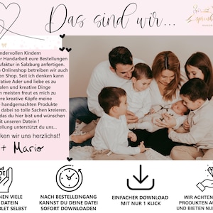 K&ouml;nnte beinhalten: Eine f&uuml;nfk&ouml;pfige Familie, darunter ein Baby, sitzt auf einer wei&szlig;en Decke. Die Familie l&auml;chelt und schaut in die Kamera. Der Text "Das sind wir..." ist in einer dekorativen Schriftart oben im Bild geschrieben. Der Text "Caro + Mario" ist in einer dekorativen Schriftart unten im Bild geschrieben.