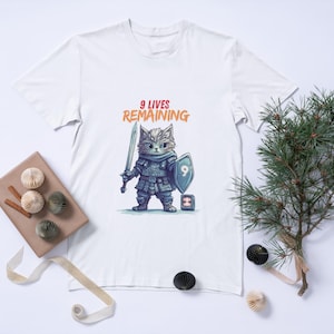 Maglietta Cat Knight: maglietta unisex giocosa, perfetta per gli amanti dei gatti, serata di gioco, regalo di compleanno, maglietta per genitori di animali domestici, abbigliamento casual divertente