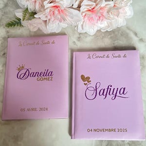 May include: Two light purple notebooks with gold lettering and the text "Le Carnet de Sant&eacute; de". One notebook has the name "Daneila Gomez" and the date "05 AVRIL 2024". The other notebook has the name "Safiya" and the date "04 NOVEMBRE 2025".