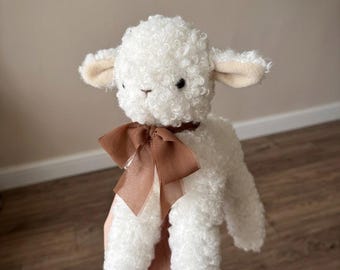 Oveja de peluche hecha a mano, cordero de peluche de piel sintética, regalo para baby shower, decoración de guardería, juguete de animal suave