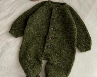 Mono de bebé verde tejido a mano con lana de alpaca natural