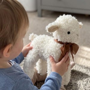 Oveja de peluche hecha a mano, animal de peluche para juegos de rol, cordero de piel sintética imagen 7