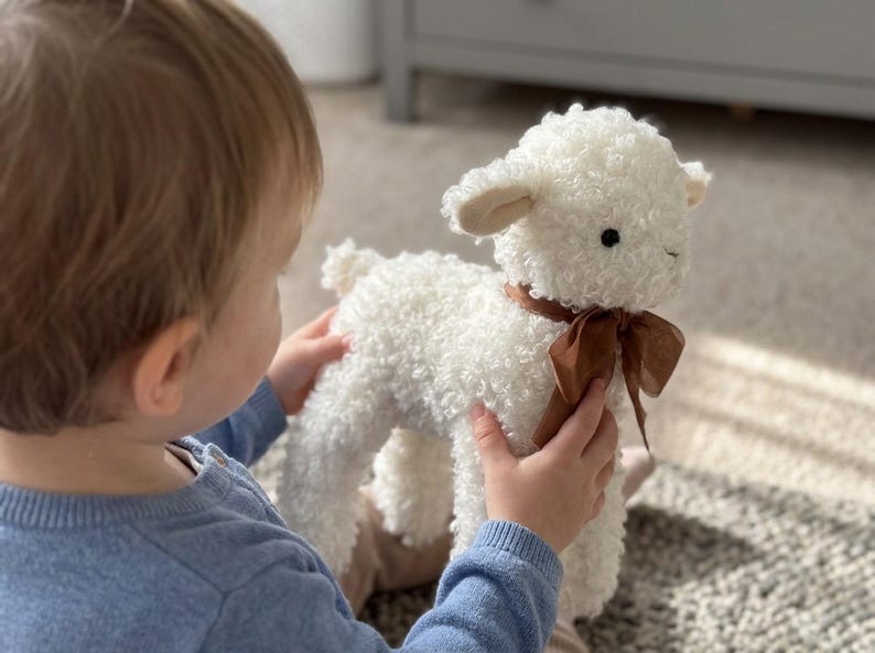 Oveja de peluche hecha a mano, animal de peluche para juegos de rol, cordero de piel sintética imagen 7