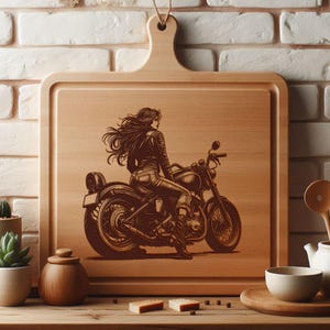 Op de afbeelding: Een houten snijplank met een bruine illustratie van een vrouw die op een motor rijdt. De vrouw draagt een leren jas en jeans. De motor heeft een groot voorwiel en een kleiner achterwiel.