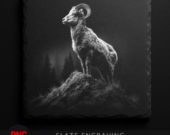 Op de afbeelding: Zwart-wit leigravure van een ram op een rotsachtige uitloper, tegen een donkere bosachtergrond. De ram heeft opvallende hoorns en gedetailleerde vacht. De tekst "SLATE ENGRAVING DIGITAL DOWNLOAD" staat onderaan.