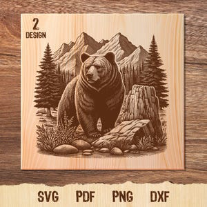 Puede incluir: Un oso marrón se encuentra en un paisaje de montaña con árboles y rocas. El oso está dibujado en un estilo vintage con líneas y sombras detalladas. La imagen está etiquetada como "2 DESIGN".