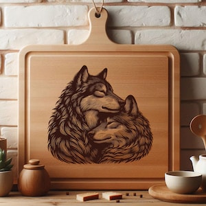 Op de afbeelding: Een houten snijplank met een bruine en zwarte illustratie van twee wolven die knuffelen. De wolven zijn gedetailleerd en gestileerd getekend.