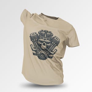Peut inclure: Un t-shirt beige avec un motif noir et blanc d'un cr&acirc;ne &agrave; l'int&eacute;rieur d'un moteur de moto.