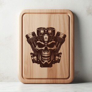 Peut inclure: Une planche &agrave; d&eacute;couper en bois avec un motif grav&eacute; au laser d'un cr&acirc;ne avec un moteur de moto &agrave; l'int&eacute;rieur. Le cr&acirc;ne est d&eacute;taill&eacute; avec des dents et un sourire.