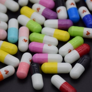 100 Kawaii-Pillenkapsel, Wunsch-Pille, Herz-Flügel-geheime leere Mitteilungsnotiz in Kapsel, glückliche Pillen, Papier-Mitteilungsschriftrollen, Pille-Cabochon-Perle