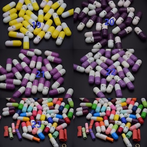 Puede incluir: Surtido de c&aacute;psulas coloridas con un dise&ntilde;o de cara sonriente. Las c&aacute;psulas est&aacute;n llenas de peque&ntilde;os trozos de papel. Hay 5 colores diferentes de c&aacute;psulas: amarillo, morado, rojo, azul y verde. Las c&aacute;psulas est&aacute;n dispuestas en grupos de 5, con cada grupo etiquetado con un n&uacute;mero del 19 al 23.