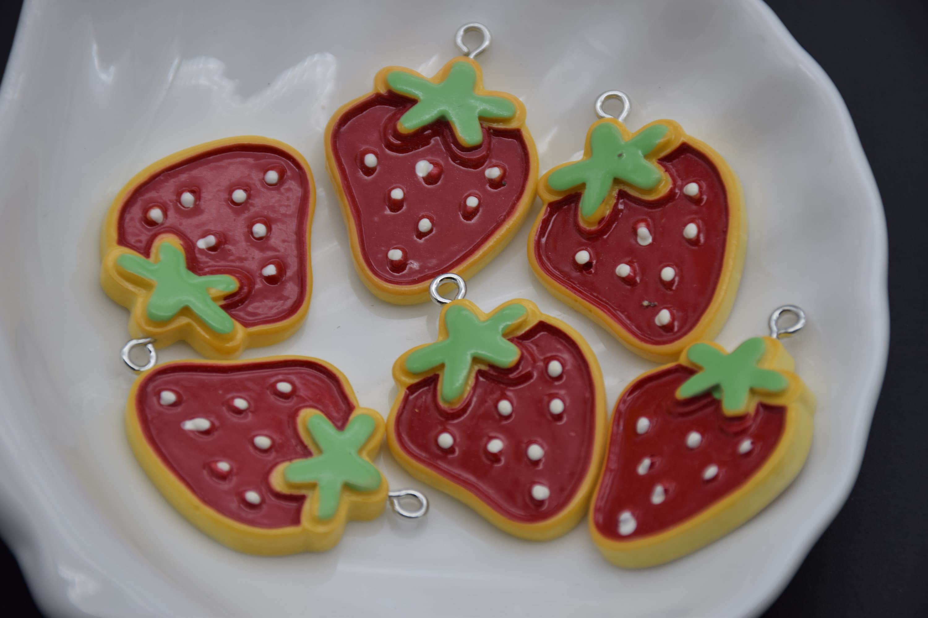 DREMISI 60 Stück Harz-Erdbeeren – Flache Rückseite Für DIY & Schmuck
