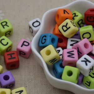 100 Plastic Beads Mixed Colors Beads With Black Mixed Letter Acrylic Cube Bead For Jewelry Making DIY Craft Square Name Bead Bracelet 10mm