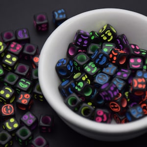 100 perline di plastica perline nere con colore misto emozione mista perito cubo acrilico per gioielli che fanno fai da te Craft Square Bracciale perline personalizzate 6mm