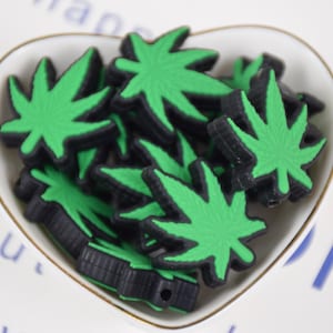 Cuentas de silicona con forma de hoja de marihuana, cuentas focales de silicona, cuentas con dijes, suministros para manualidades, suministros para abalorios, cuentas al por mayor, cuentas a granel para bricolaje