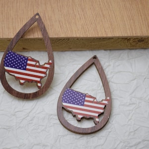Colgantes de pendientes de madera, madera teñida de la bandera estadounidense, encantos de pendientes recortados en forma de lágrima, madera natural en blanco, Día de la Independencia estadounidense 4 de julio