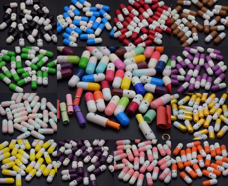 Puede incluir: Surtido de botellas de mensajes en forma de c&aacute;psula de colores con caras felices. Las c&aacute;psulas son de varios colores, incluyendo negro, blanco, rojo, marr&oacute;n, morado, verde, rosa, amarillo, dorado y naranja.