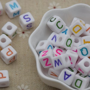 100 Plastic Beads White Beads With Mixed Colors Mixed Letter Acrylic Cube Bead For Jewelry Making DIY Craft Square Name Bead Bracelet 10mm