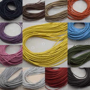 Puede incluir: Surtido de cordones de cuero trenzados en varios colores, incluyendo negro, marrón, beige, naranja, morado, azul, amarillo, rosa, verde, plateado y rojo. Los cordones tienen aproximadamente 2 mm de grosor y son perfectos para la elaboración de joyas, manualidades y otros proyectos.