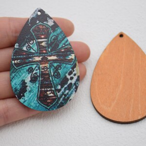 Hölzerne Ohrring-Anhänger, buntes Kreuz gemalter Ausschnitt-Tränen-Ohrring-Charme, natürlicher Holz-Rohling, Ohrring-Rohling, unfertiges Holz für Schmuck