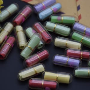 100 cápsulas de píldoras Kawaii, píldora falsa de deseo, nota de mensaje en blanco secreto claro en cápsula, píldoras transparentes, pergaminos de mensajes de papel, amuletos de cuentas de píldoras