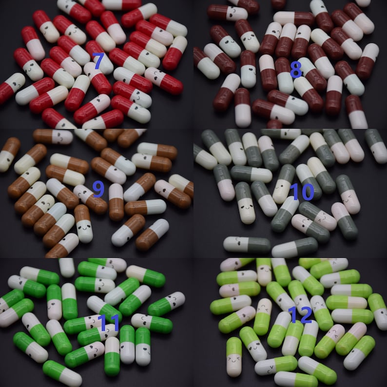 Puede incluir: Surtido de c&aacute;psulas coloridas con caras lindas. Las c&aacute;psulas est&aacute;n dispuestas en diez grupos de varios colores, incluyendo rojo, blanco, marr&oacute;n, gris y verde.