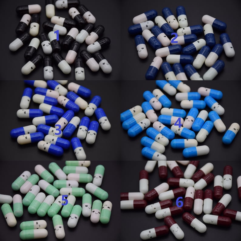 Puede incluir: Seis pilas de c&aacute;psulas coloridas con una carita sonriente en cada una. Las c&aacute;psulas son blancas con detalles en negro, azul, azul claro, verde, granate y azul oscuro.