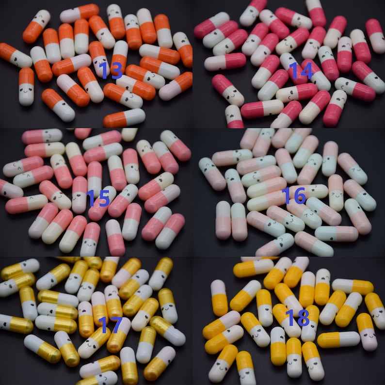 Puede incluir: Surtido de peque&ntilde;as c&aacute;psulas de pl&aacute;stico con caritas sonrientes. Las c&aacute;psulas son de varios colores, incluyendo naranja, rosa, azul claro y amarillo. Cada c&aacute;psula tiene una parte superior blanca y una parte inferior de color.