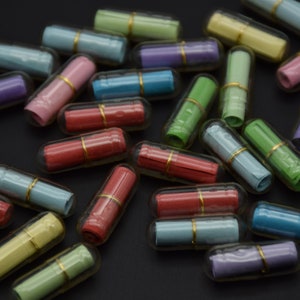 100 cápsulas de píldoras Kawaii, píldora falsa de deseo, nota de mensaje en blanco secreto claro en cápsula, píldoras transparentes, pergaminos de mensajes de papel, amuletos de cuentas de píldoras