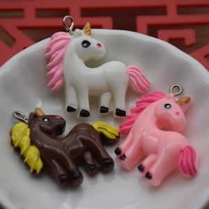 12 Resin Adorable Unicorn Charms Earring Necklace Bracelet Bead Pendants DIY Jewelry Decoden Animal Cabochon Keychain Accessories 32x32mm