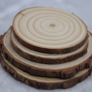 Rebanadas redondas de madera sin terminar, círculos de pino natural con corteza de árbol, disco de madera, centros de mesa de losa de madera, etiquetas de madera, manualidades de bricolaje, boda rústica