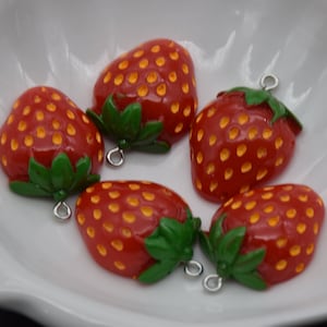 12 Résine Cabochons Fraise Fruit Flat Back Cabochons Charmes BRICOLAGE Artisanat Décoration Accessoire Scrapbooking Cabs Caméo Bijoux Fabrication 31x22mm