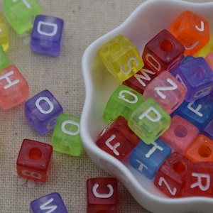 100 cuentas de plástico, cuentas de colores mezclados con letras blancas mixtas, cuentas de cubo acrílico para fabricación de joyas, manualidades DIY, pulsera de cuentas con nombre cuadrado de 10mm