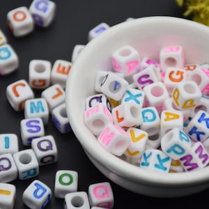 100 Plastic Beads White Beads With Mixed Color Mixed Letter Acrylic Cube Bead For Jewelry Making DIY Craft Square Custom Bead Bracelet 7mm